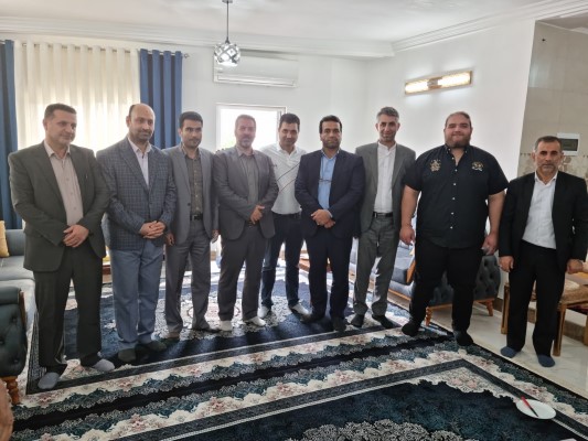 حضور مهندس کاظم علیپور شهردار قائم شهر به همراه اعضای شورای اسلامی شهر در منزل جهان پهلوان علیرضا یوسفی قهرمان قائم شهری وزنه برداری جوانان جهان( یونان 2022)