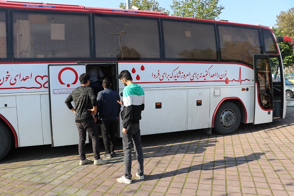 واحد سیار انتقال خون در محوطه عمارت شهرداری قائم شهر مستقر شد ، شهرداری و شورای اسلامی شهر قائم شهر پیشگام در اهدای خون